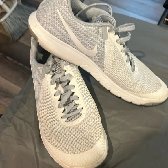 Nike Flex Experience RN 5 Womens Size 8.5 White Grey Running Shoes 844729-100 - Picture 1 of 6